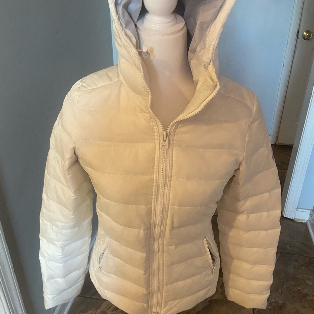 American Eagle Outfitters Cream Quilted Puffer Jacket with High Collard form fit